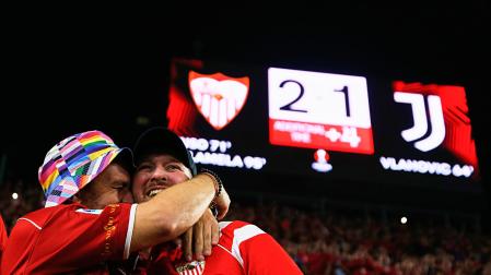 Seguidores del Sevilla celebran su victoria ante la Juve