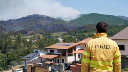 Un hombre observa el humo del fuego que afecta a la población de Pinofranqueado