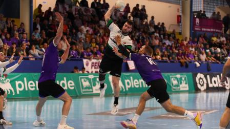 Un momento del partido entre Helvetia Anaitasuna y Guadalajara