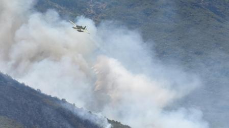 Labores de extinción del fuego en Las Hurdes