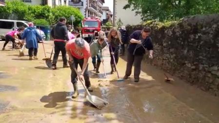 Vecinos de Bera realizan tareas de limpieza tras las intensas lluvias