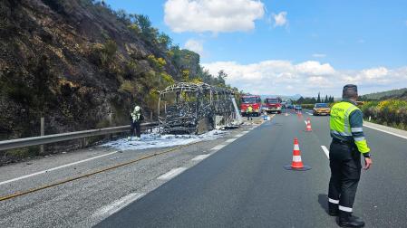 Estado en el que quedó el autobús incendiado en la AP-15