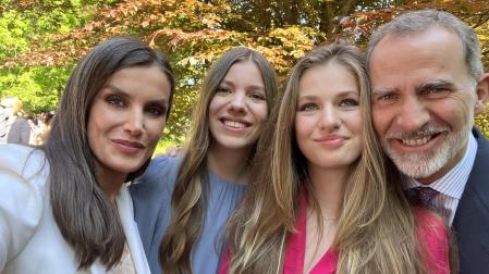 La reina Letizia ha hecho un selfie con la infanta Sofía, la princesa Leonor y el rey Felipe VI