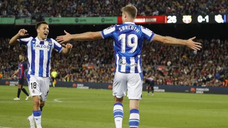 Sorloth celebra el segundo gol de la Real Sociedad en el Camp Nou, este sábado
