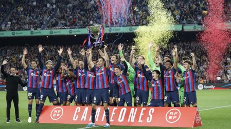 Los jugadores del Barcelona, con el trofeo de campeones de Liga