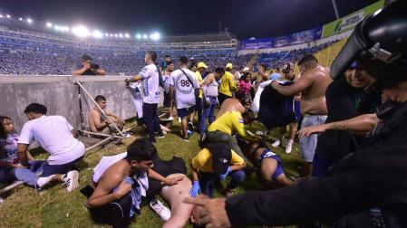 Primeros momentos de auxilio a las personas heridas a causa de la estampida en el estadio Cuscatlán