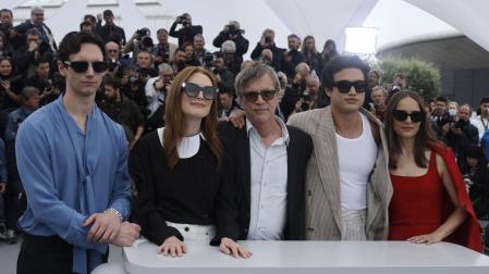 Cory Michael Smith, Julianne Moore, Todd Haynes, Charles Melton y Natalie Portman, en Cannes