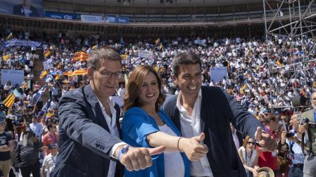 Alberto Núñez Feijóo, junto a la candidata a la alcaldía de Valencia, Maria José Catalá; y el presidente del PP de la Comunitat Valenciana, Carlos Mazón Guixot, en el acto electoral de este domingo