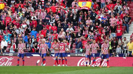 Los jugadores del Atlético de Madrid celebran con la grada uno de los tantos anotados contra Osasuna