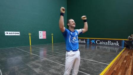 Elordi celebra su victoria en semifinales del Manomanista