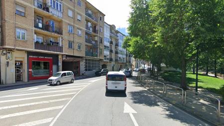 Tráfico en el acceso a la calle Fray Diego de Estella