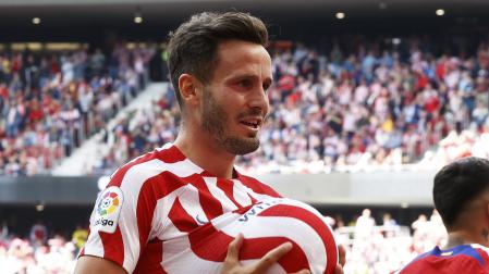 Saúl Ñiguez esconde el balón bajo la camiseta tras marcar contra Osasuna
