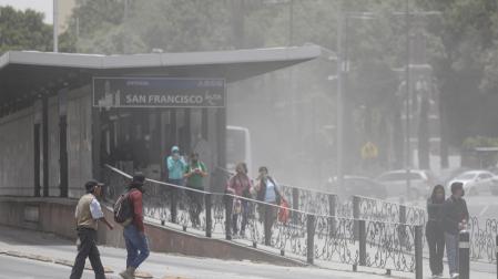 Transeúntes caminan entre la ceniza ocasionada por la actividad del volcán Popocatépetl, en el estado de Puebla
