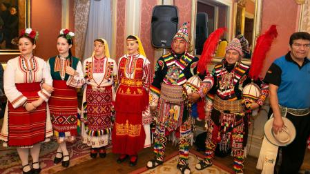 Representantes de las asociaciones culturales de países de Latinoamérica y Europa de Pamplona que asistieron a la recepción en el Ayuntamiento vestidos con los trajes típicos de sus regiones de origen