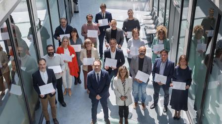 Foto de grupo del profesorado reconocido junto con el rector, Ramón Gonzalo, y la vicerrectora de Profesorado, Inés Olaizola