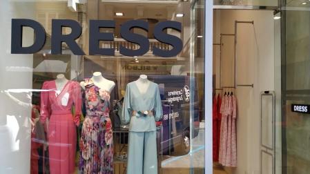 La tienda de moda Dress se ha trasladado a un local más espacioso y luminoso en la calle Paulino Caballero de Pamplona.