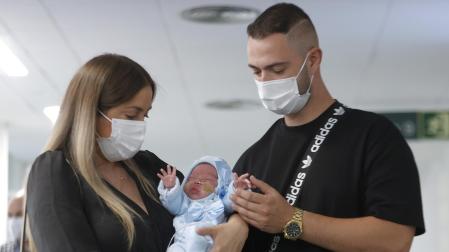 La pareja formada por Tamara y Jesús posan con su hijo, el pequeño Jesús