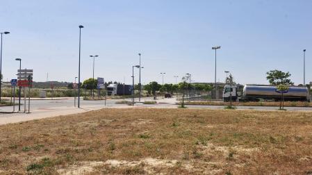 La zona de la AR-2, tras el campo de hierba artificial, se señalizará para aparcar camiones