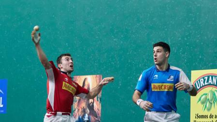 Joanes Bakaikoa golpea una pelota en un partido del Parejas de Promoción en el Labrit