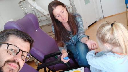 Leire, junto a sus padres en el Hospital de Jerez