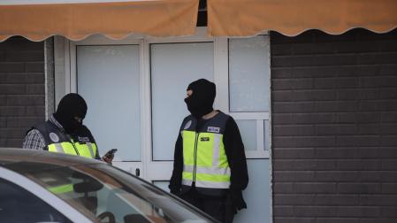Dos agentes de la Policía Nacional, en la operación que se lleva a cabo en Melilla por el supuesto fraude electoral de votos por correo