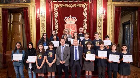 El consejero Irujo, junto al alumnado galardonado