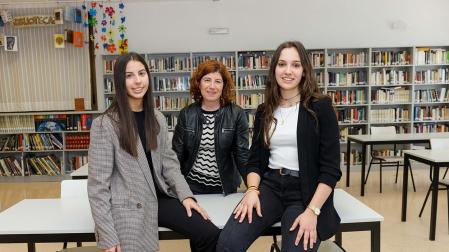 Elsa Avizcuri García (izquierda), Maribel Prieto y María Artega Úcar (derecha), en el IES Valle del Ebro.