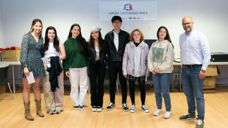 Los ganadores del Iruñarrivial junto a Fernando Aranguren, concejal especial de Juventud del Ayuntamiento de Pamplona
