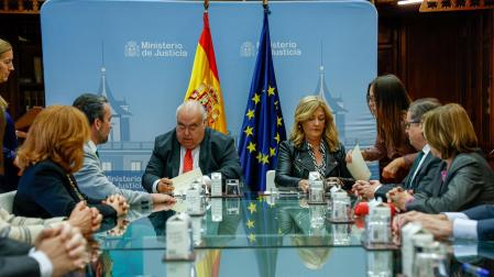El secretario de Estado de Justicia, Tontxu Rodríguez, y la secretaria de Estado de Función Pública, Lidia Sánchez firman con jueces y fiscales el acuerdo que incluye un aumento salarial de unos 450 euros brutos al mes