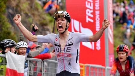 Joao Almeida celebra su victoria en el Giro