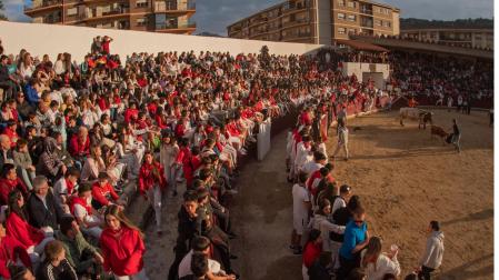 La plaza de toros de Estella, con las gradas llenas de jóvenes en las vaquillas del sábado por la tarde