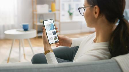 Algunos estudios muestran la existencia de “cámaras de eco” en internet, resultado de la tendencia de los buscadores y las redes sociales a mostrar a los usuarios información del mismo tipo, acorde con sus ideas