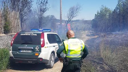 Un agente de la Guardia Civil en el lugar del incendio que provocó el detenido en Corella