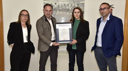 De izda a dcha, Gemma Lizaldre, responsable de implantación del certificado BRC Packaging V6; Michel Lumbreras, director de AENOR; y Ana María Jarauta y Miguel Ángel Jarauta, socios de Gráficas J. Marín, en el acto de entrega del certificado.