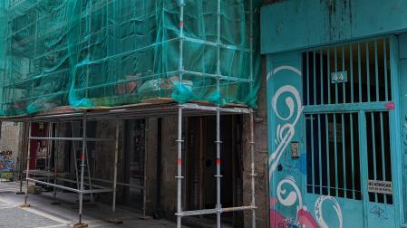 Andamios en un edificio en obras en Pamplona