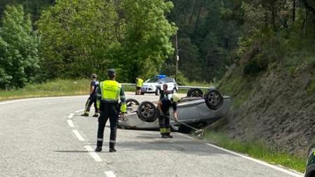 Patrullas de la Guardia Civil regulan el tráfico mientras Bomberos de Navarra realizan las labores de limpieza