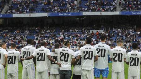 Los jugadores del Real Madrid, con la camiseta de Vinícius Jr., antes del inicio del e ncuentro.