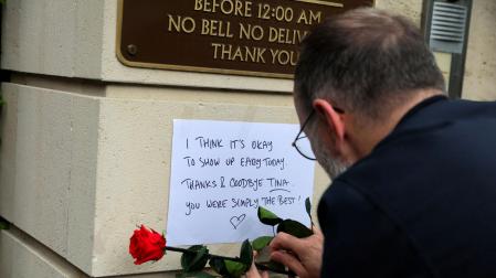 Un fan de Tina Turner deposita una rosa y un mensaje en la puerta de acceso a la vivienda de la cantante en Kuesnacht, Suiza
