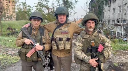Yevgeny Prigozhin, con dos mercenarios en Bajmut