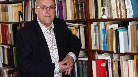 El catedrático de Literatura de la Universidad de Navarra Miguel Zugasti, en la biblioteca de su domicilio en Pamplona.