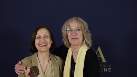La actriz Carme Elías posa junto a la actriz Susi Sánchez tras recibir la Medalla de Oro de la Academia de Cine, este jueves en Madrid