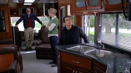 Escena de la película 'Los padres de él', en la que los padres de la protagonista muestran a su hija y su futuro yerno la autocaravana de lujo que han comprado para recorrer el país en su jubilación.