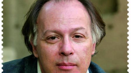 Imagen del sello dedicado por Correos a Javier Marías