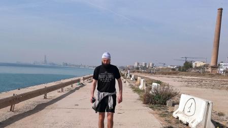 El vecino de Tudela Gabe Abrahams, durante su caminata a lo largo de la costa barcelonesa