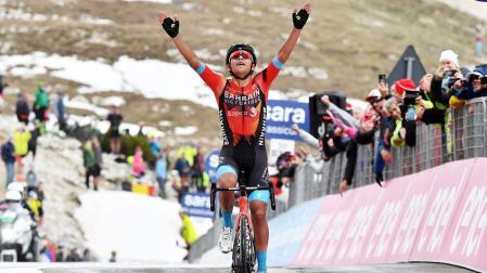 Brazos al cielo de Santiago Buitrago para celebrar el triunfo en la etapa reina del Giro de Italia 2023