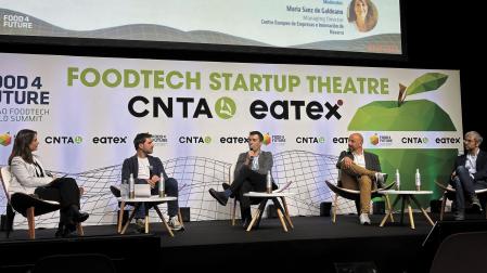 María Sanz de Galdeano (CEIN), Bosco Emparanza (Moa), Iván Nieto (Nulab), Urko Musquiz (Welfare Tracker) e Íñigo Lasheras (GreeTech) durante la celebración de una mesa redonda celebrada recientemente en la Expo Food Tech de Bilbao