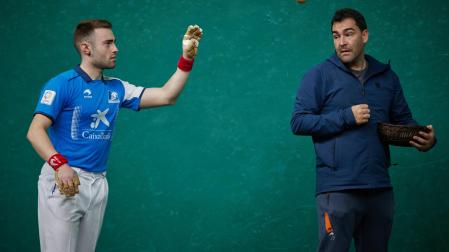 El goizuetarra Iker Salaberria elige, con ayuda de Jon Apezetxea, el material para su segunda final manomanista de Promoción.
