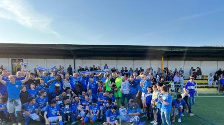 La plantilla del Lerinés celebra junto a su afición el ascenso a la Tercera