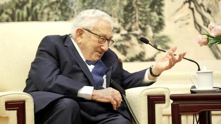 Fotografía de archivo del 22 de noviembre de 2019 donde aparece el exsecretario de Estado estadounidense, Henry Kissinger, durante una reunión con el ministro de Relaciones Exteriores de China