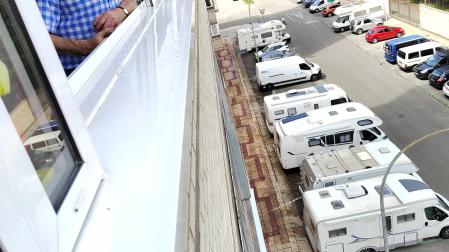 José Calvo González, de 76 años, por la ventana por la que fue rescatado